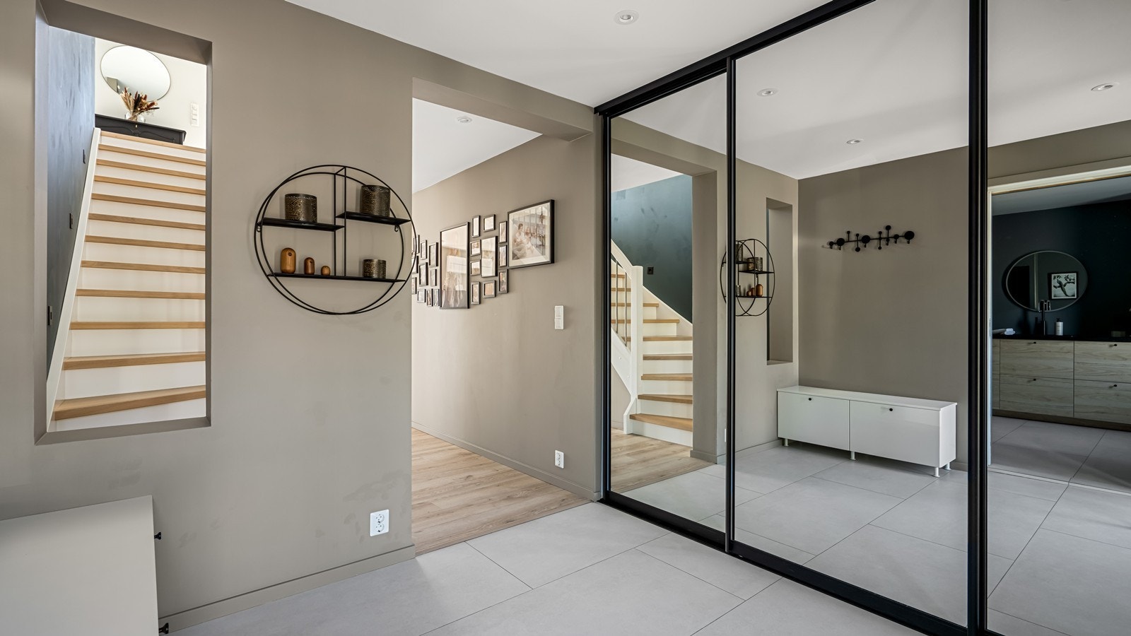 I gangen er det godt med lagring i stor skyvedørsgarderobe med speilfront Galleribilde