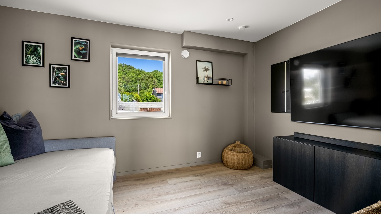 Fra stuen er det adkomst til praktisk tv-stue/ soverom Galleribilde