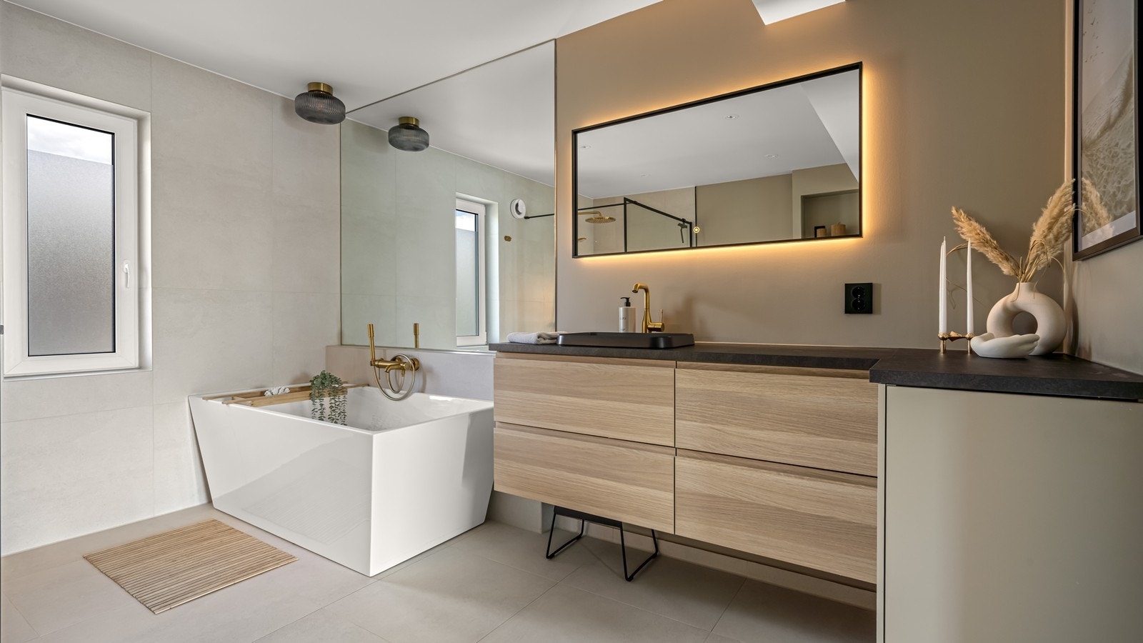 Gjennomgående høy standard med fine detaljer i messing og sort utførelse. Hans Grohe dusjarmaturer og servantbatteri. Galleribilde