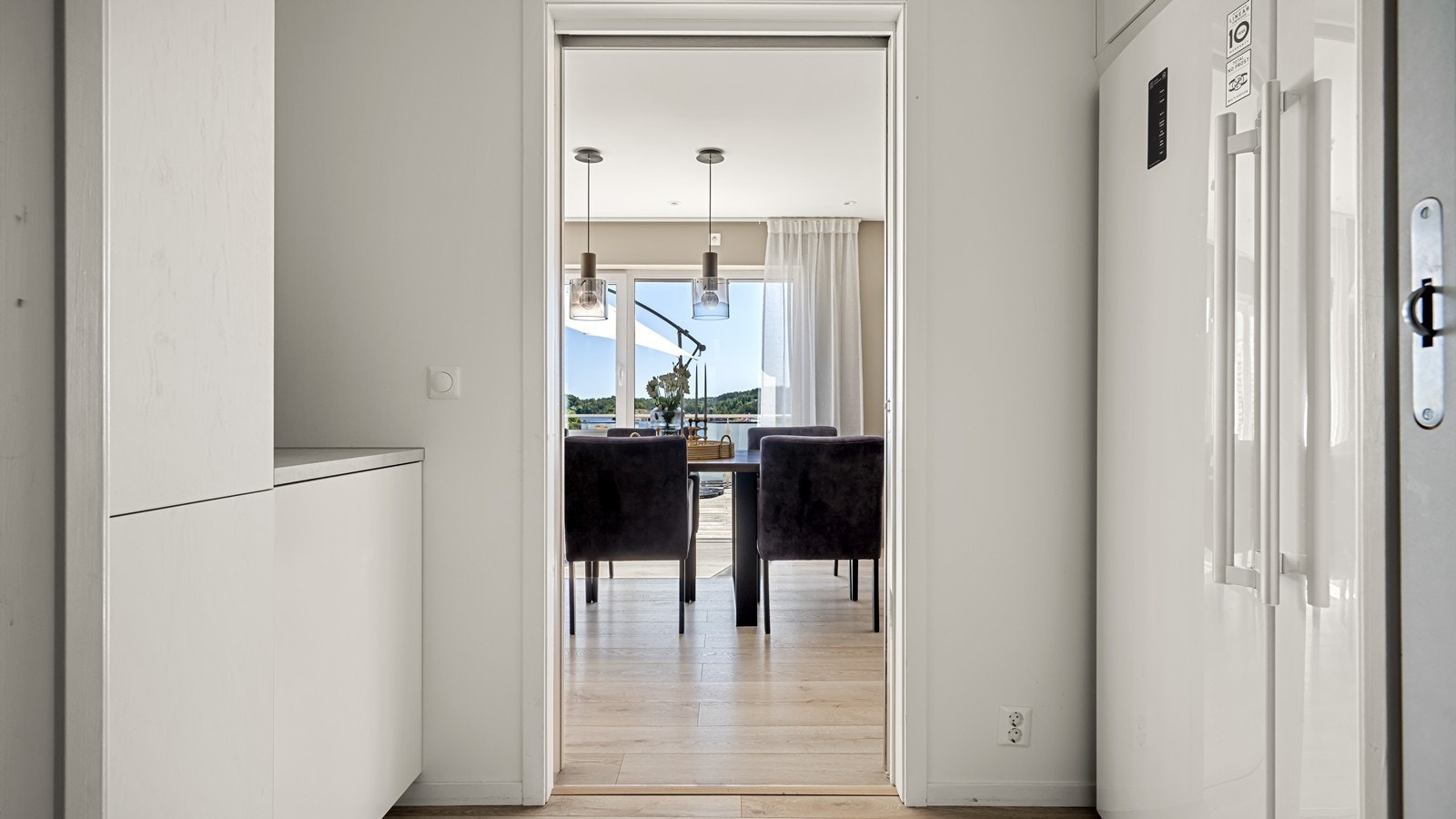 Praktisk mellomgang ved spisestuen. Her er det plass til ekstra kjøleskap/ fryser Galleribilde