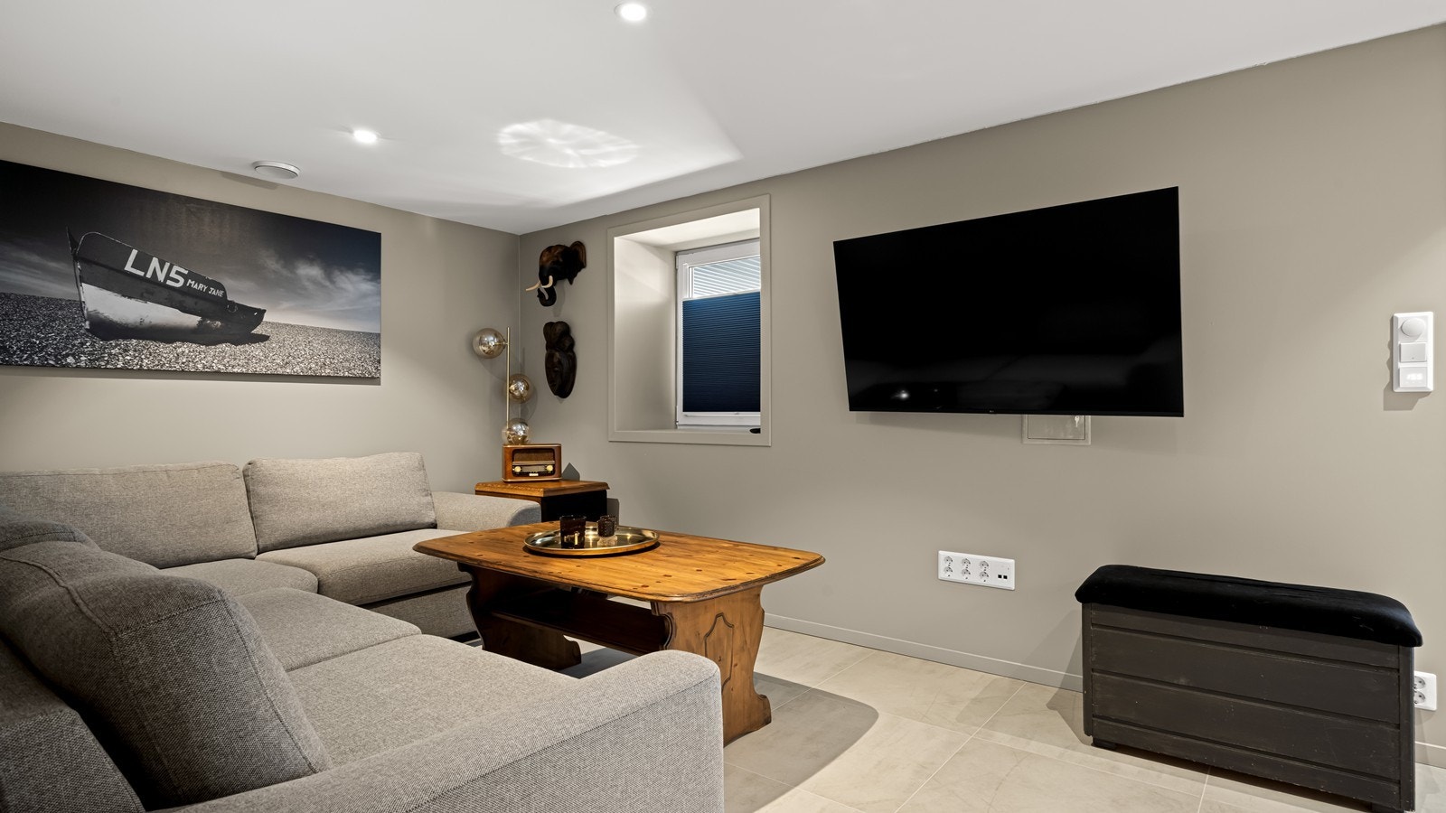 I den andre delen av kjelleren er det innredet som kjellerstue. Her kan man med enkle grep lage en hybel Galleribilde