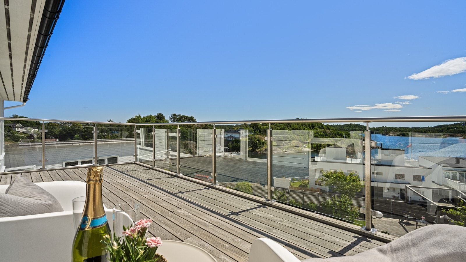 Fra stuen er det adkomst til stor og fin veranda med god plass til møblement Galleribilde