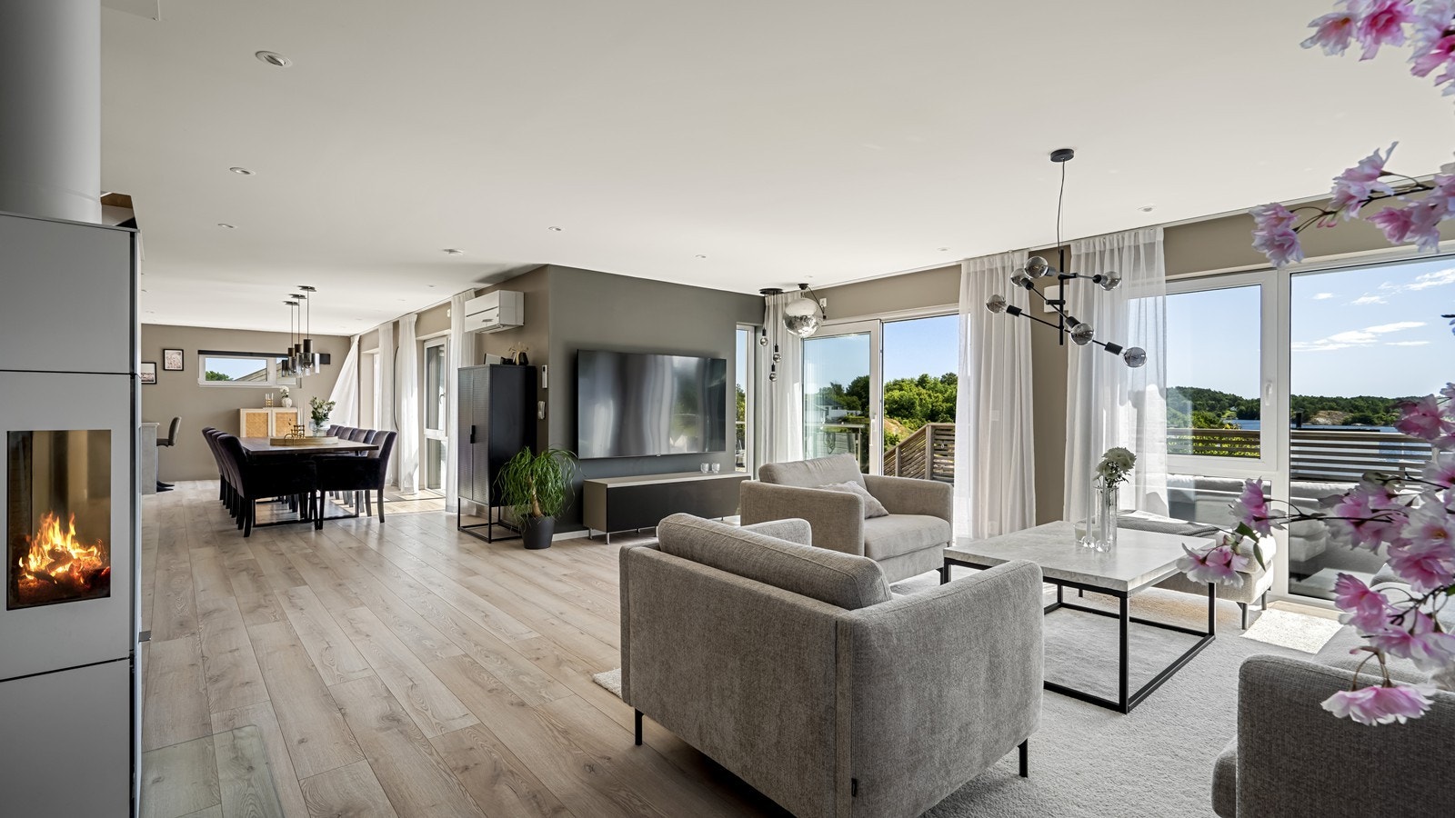 Lyst og innbydende oppholdsrom med god plass til møblement Galleribilde