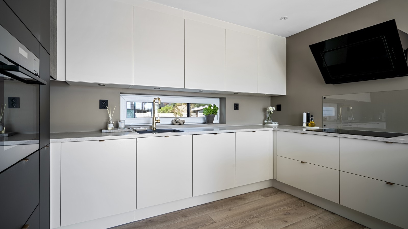 Stilige detaljer med bl.a. vindu over benk ved vask Galleribilde