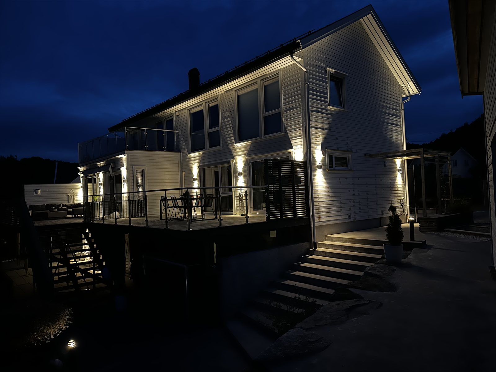 Eiendommen har gjennomtenkt belysning utendørs og innendørs. Galleribilde