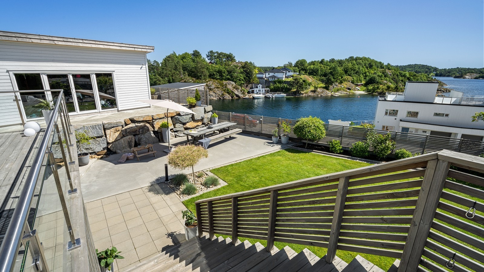 Praktisk løst med trapp direkte fra veranda ned til hagen Galleribilde