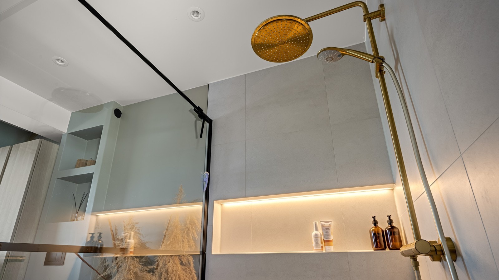 Intergert nisje for shampoo og artikler i dusj Galleribilde