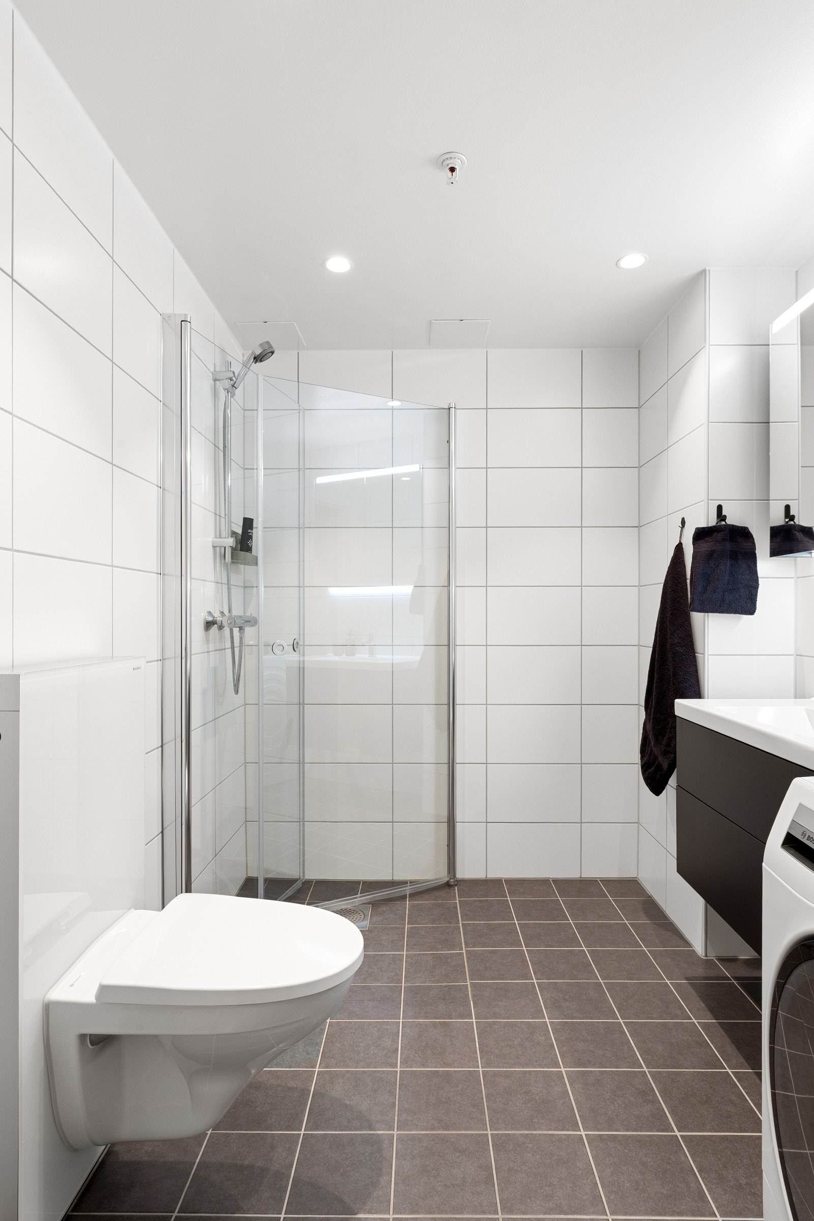 Dusjhjørne med innfellbare dusjvegger og vegghengt klosett Galleribilde