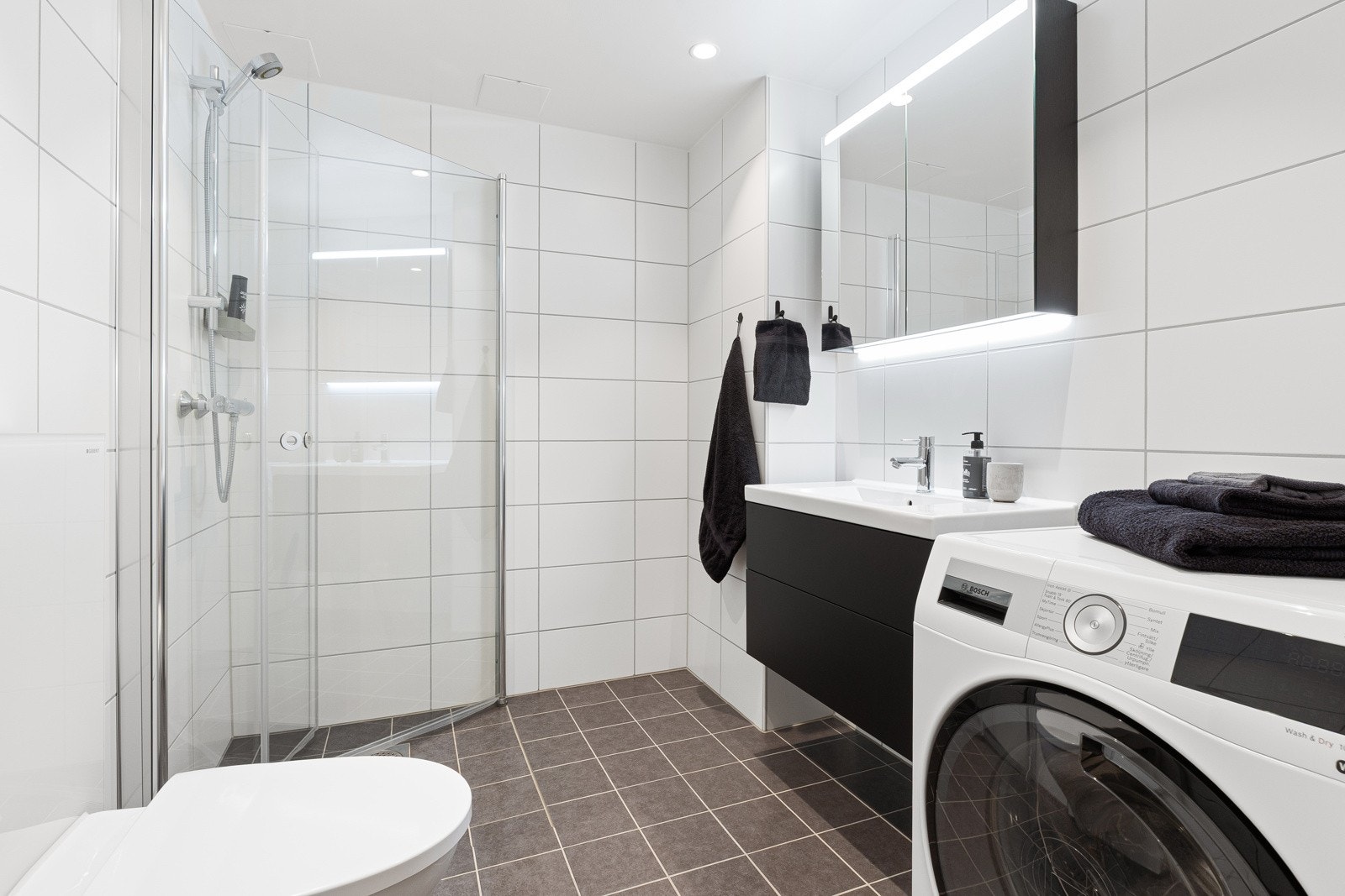 Flott flislagt bad med varmekabler Galleribilde