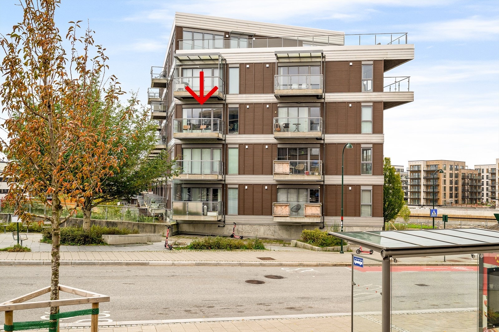 Leiligheten ligger i 4. etasje på hjørnet, med enkel heisadkomst. Galleribilde