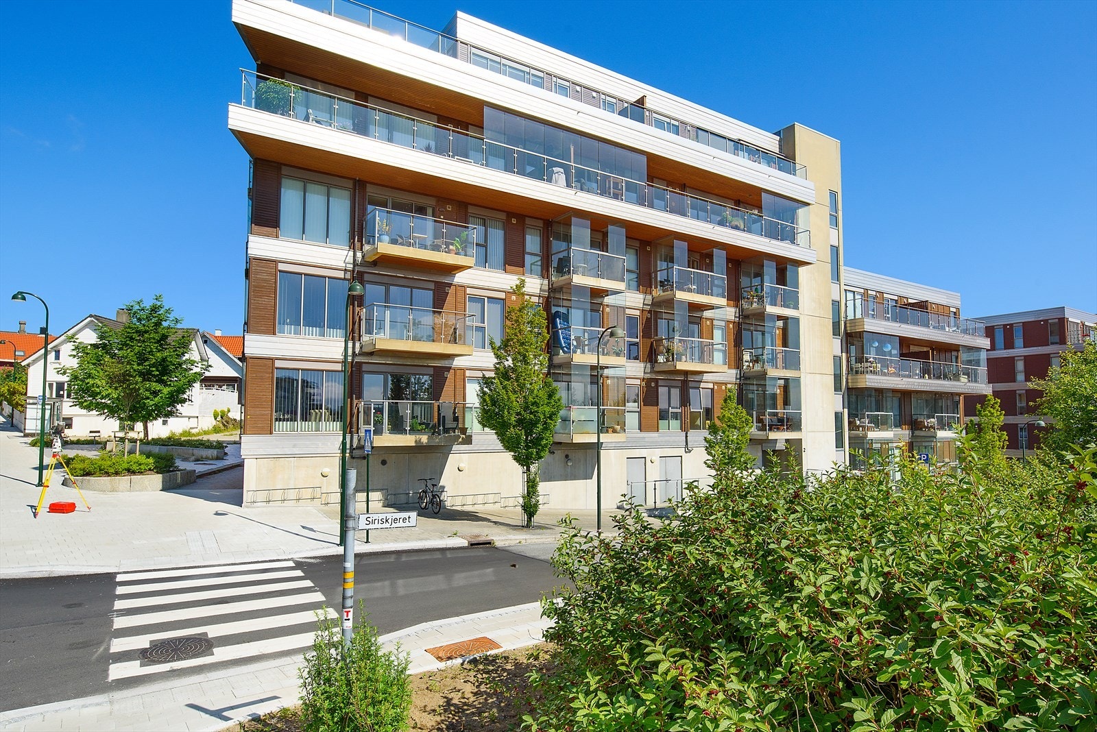 Det er godt med lagringsplass i ekstern bod i byggets kjelleretasje. Denne er på hele 6 m². Galleribilde