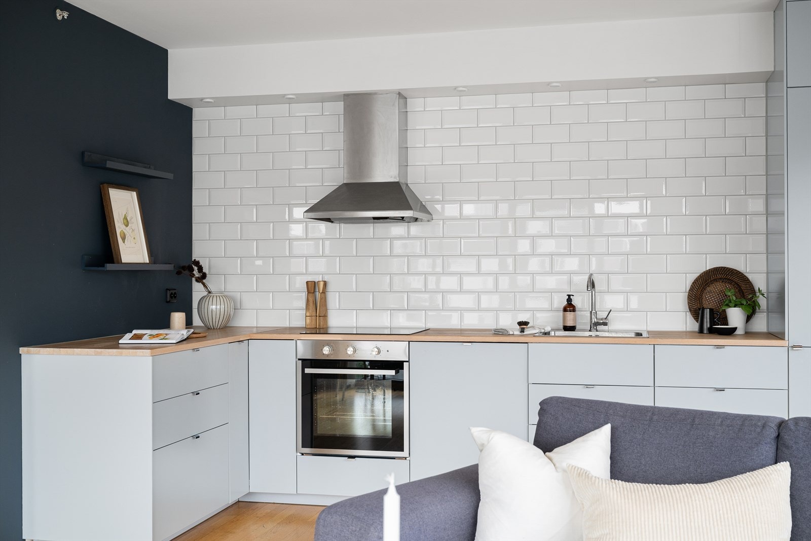 Integrerte hvitevarer som kjøleskap, oppvaskmaskin, samt nyere platetopp og stekeovn fra 2024. Galleribilde