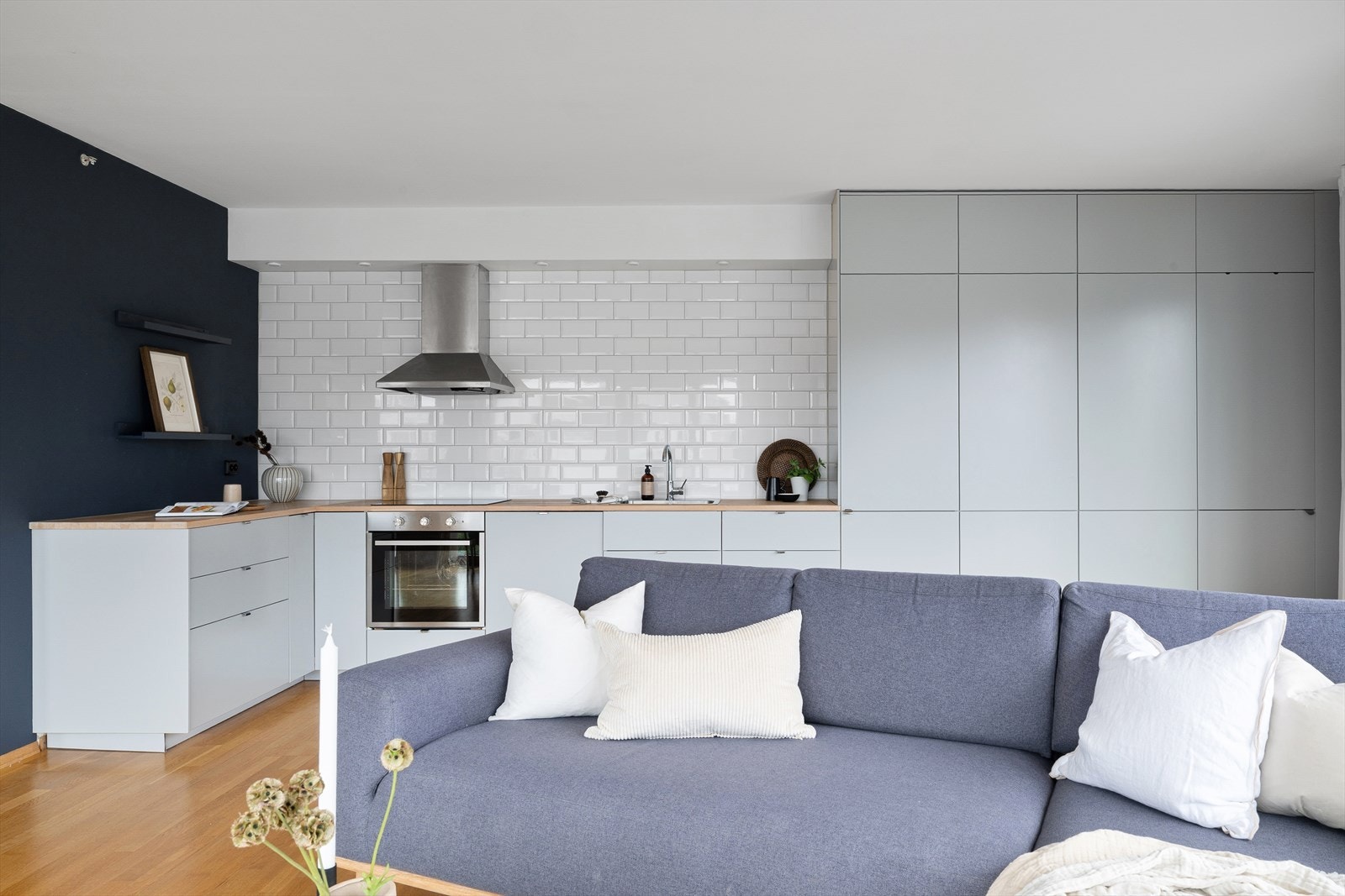 Tidløst og moderne kjøkkeninnredning med glatte fronter og benkeplate i tre. Legg merke til hvor god skapplass det er. Galleribilde