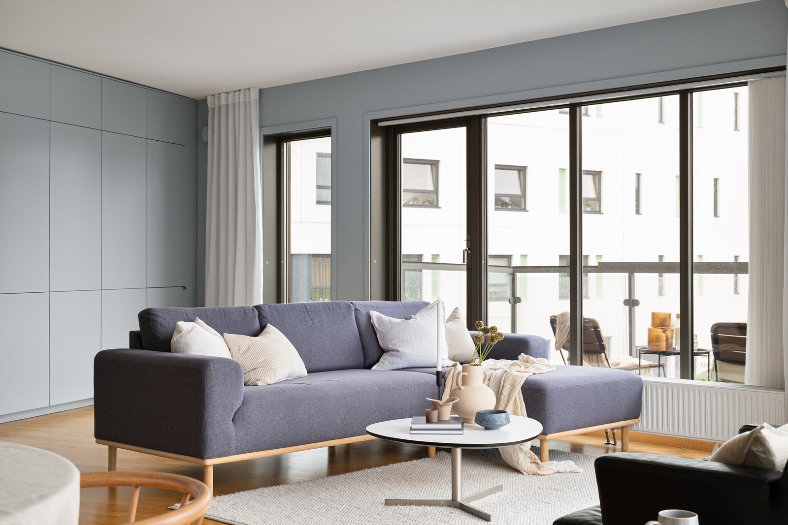 Møbler som sofa, sofabord, seng og loungestol, samt kjøkkenutstyr etc. kan medfølge etter nærmere avtale. Galleribilde