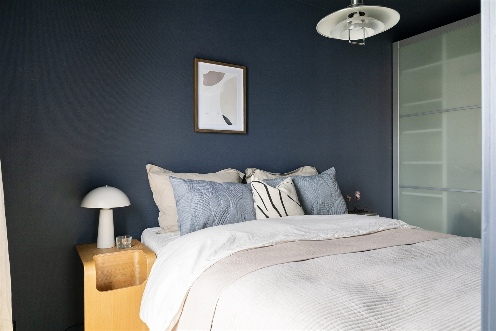 Rommet er delikat og av god størrelse, og videre utstyrt med romslig garderobeløsning. Galleribilde