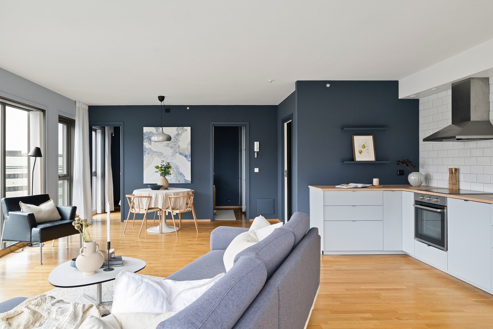 Stuen er romslig og har plass til sofagruppe og spisegruppe. Galleribilde