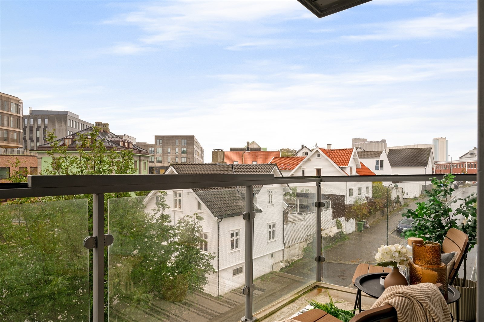 Fra stuen er det herlig sørvestvendt balkong med meget gode solforhold. Galleribilde