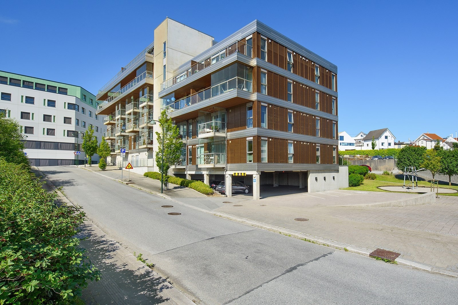 I garasjeanlegg er det felles parkering med 80% dekning. Her er det også felles ladestasjoner for elbil. Nåværende eiers leietaker har vært tilfreds med parkeringsdekningen. Galleribilde