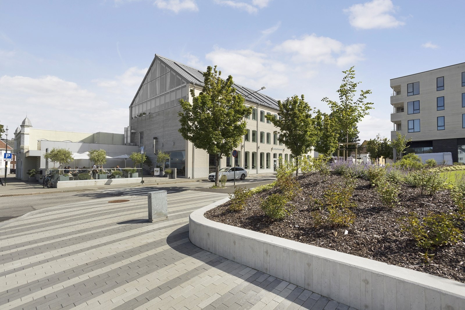 På Ostehuset øst og Kanelsnurren rett ved siden av kan du kjøpe ferske bakevarer syv dager i uken. Begge ligger innen få minutters gange fra boligen. Galleribilde