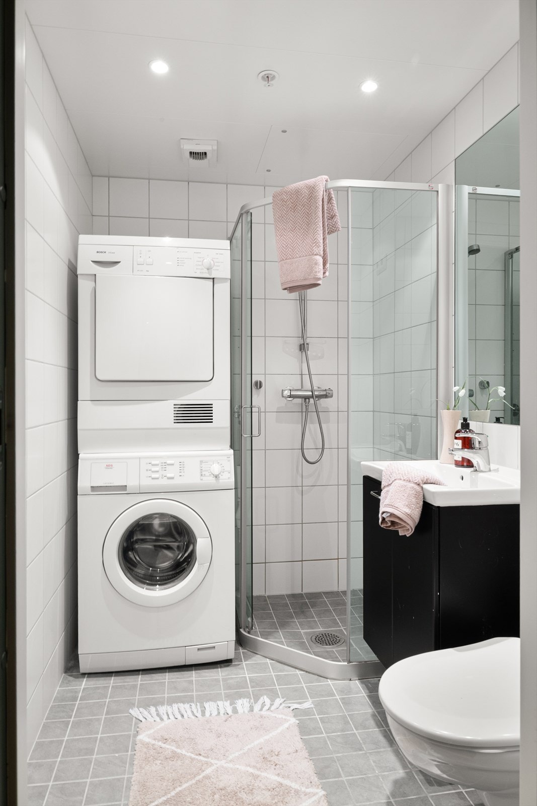 Helfliset bad med innfelte spotter i tak og elektriske varmekabler i gulv. Galleribilde