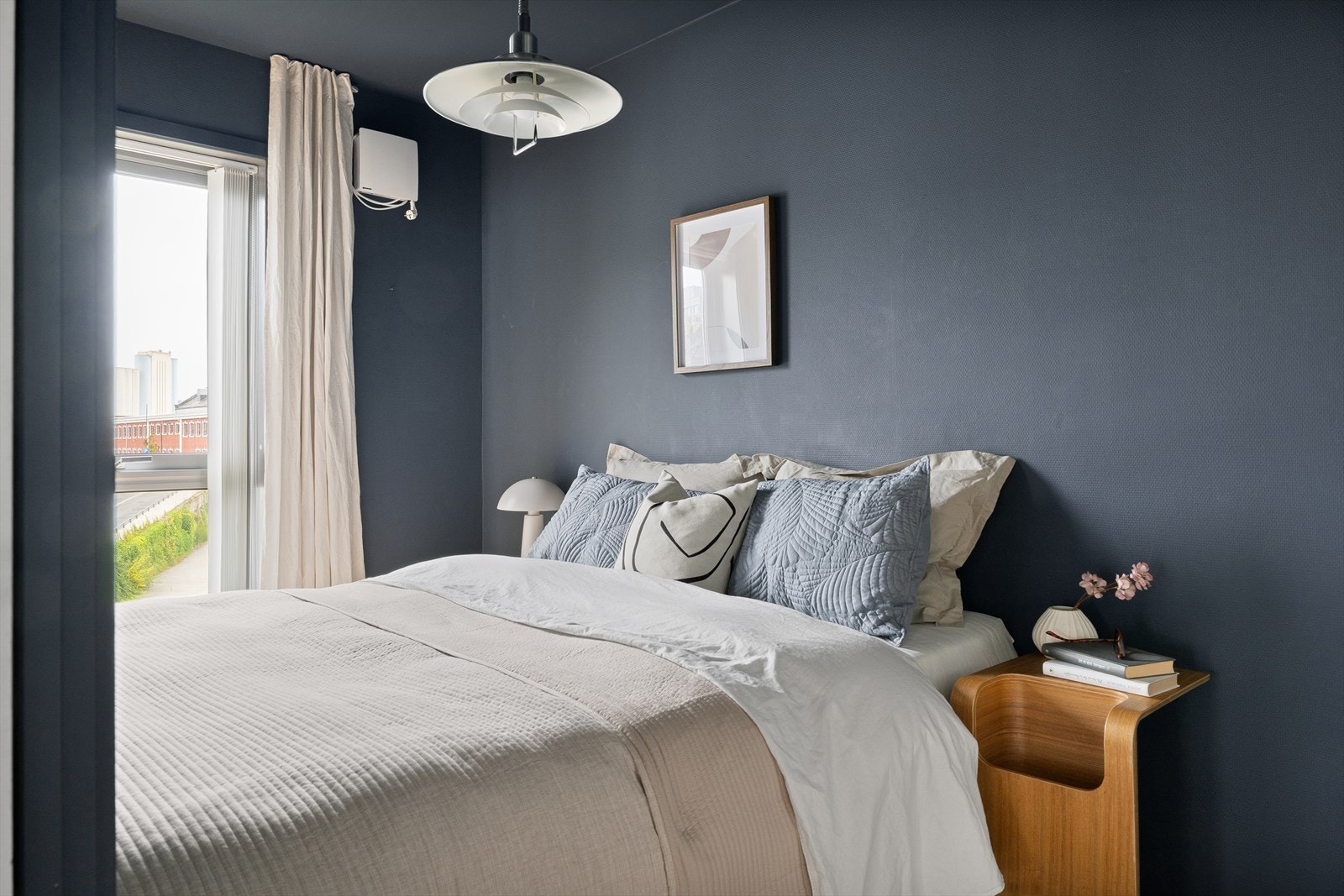 Soverommet er utstyrt med to innganger - én på hver side av dobbeltsengen. Galleribilde