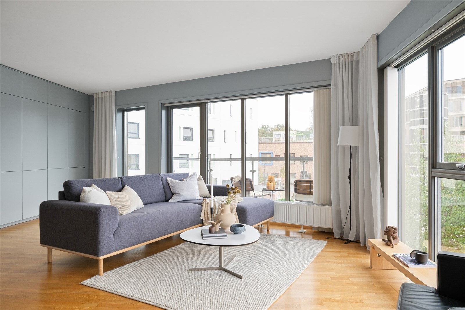 Store vindusflater i flere himmelretninger sørger for rikelig med naturlig lys gjennom hele dagen i rommet. Galleribilde