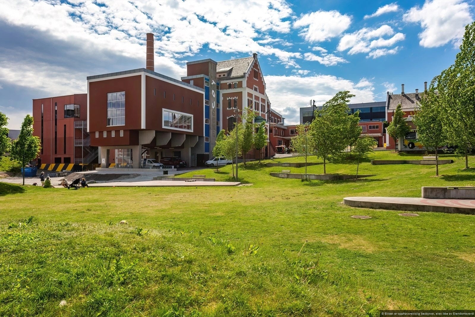 Tou scene med sitt kulturelle mangfold er få minutters gange fra boligen. Her er det også flott park, og nydelig street food fra Fortou. Galleribilde