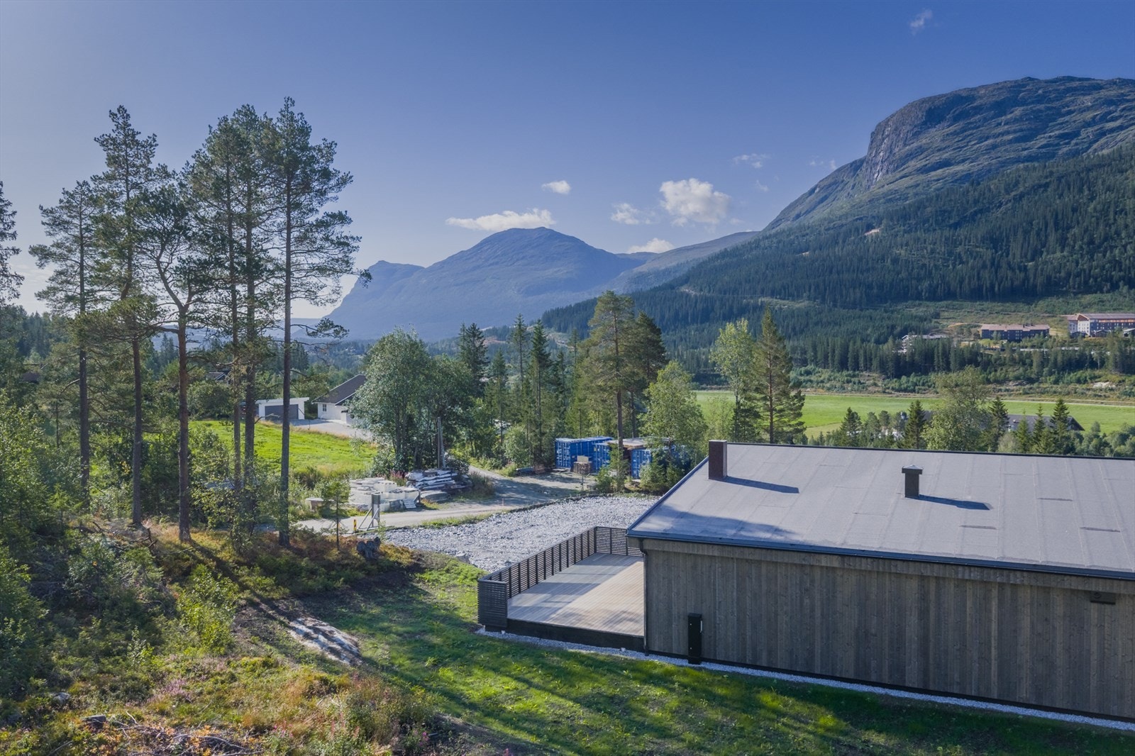 Beliggenheten har flott utsikt og gode solforhold. Bolig er klar for overtakelse i løpet av ca. to måneder. Galleribilde