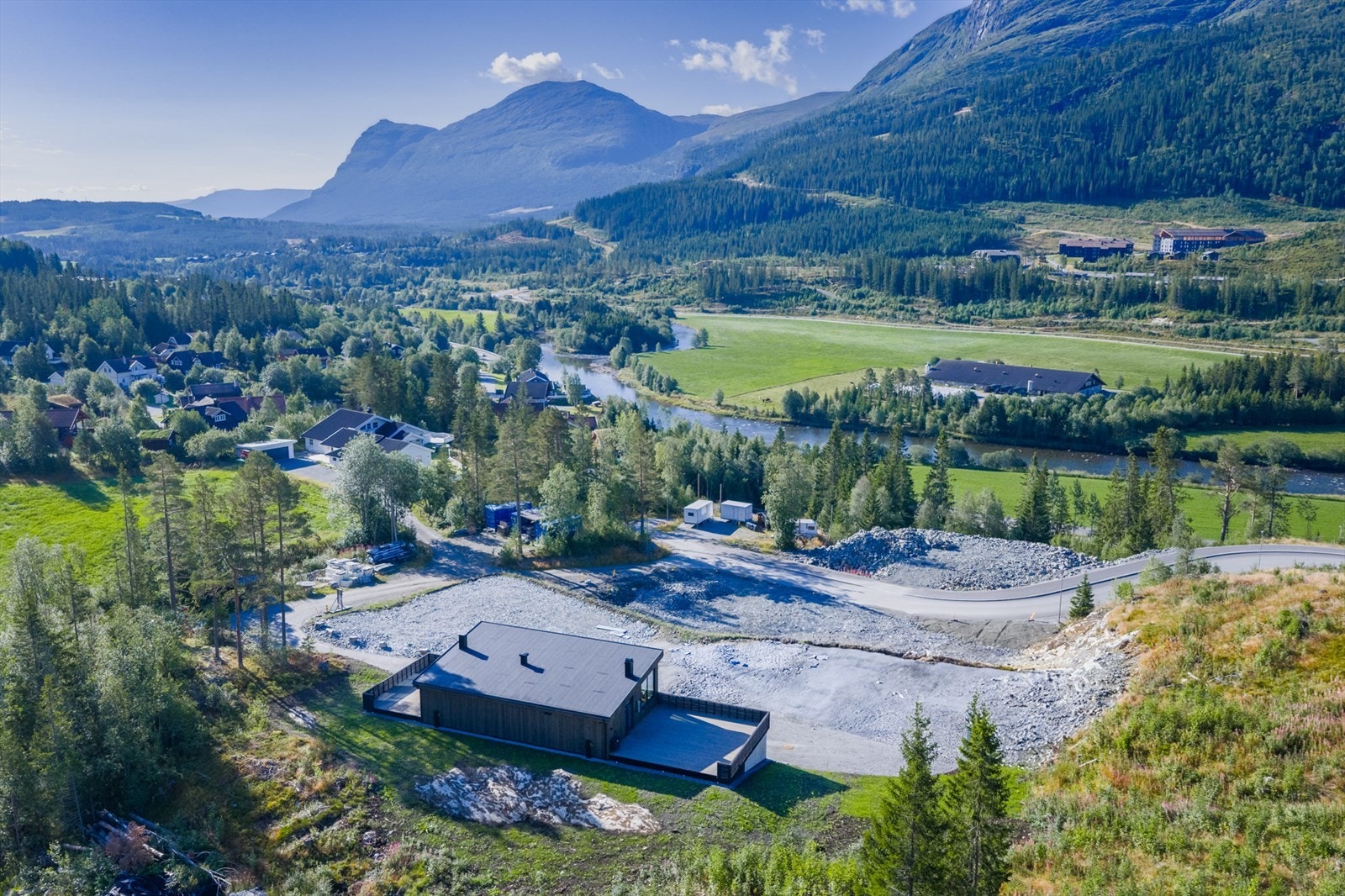 Beliggenheten er sentral med gangavstand til sentrum og Hemsedal Skisenter. Galleribilde