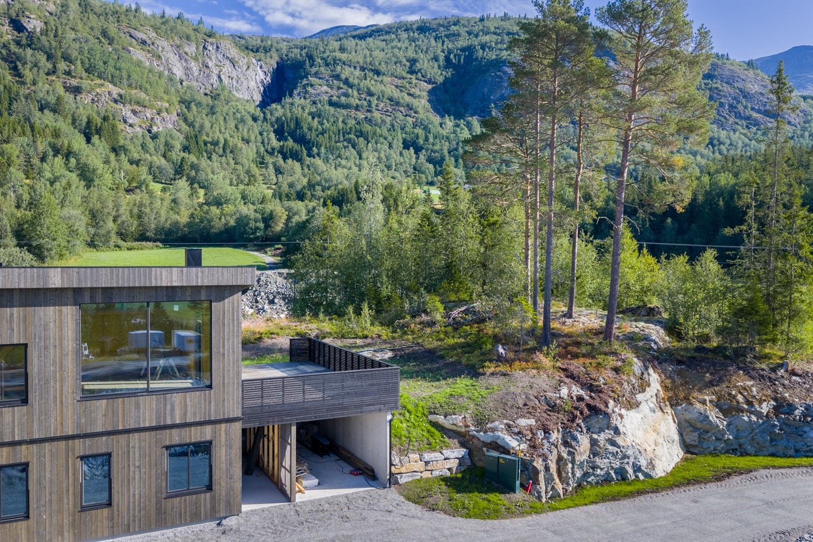 Under den store terrassen har du overbygd inngang, carport og sportsbod. Galleribilde