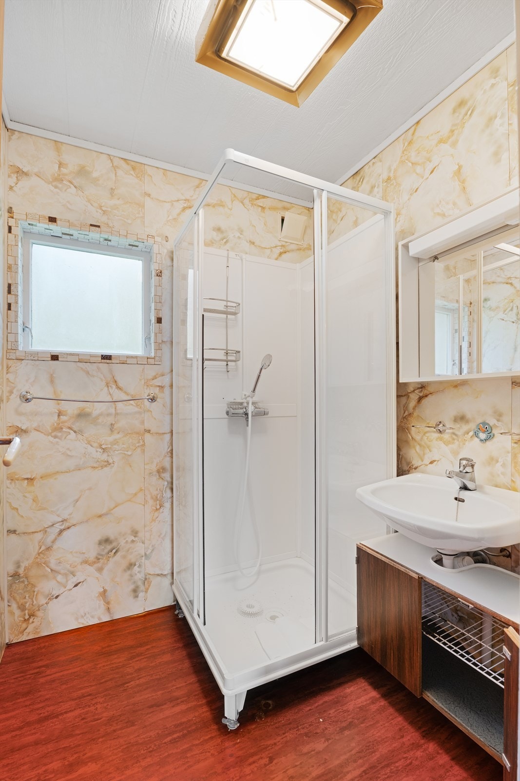 Eldre bad med badersomplater på vegger og belegg på gulv Galleribilde