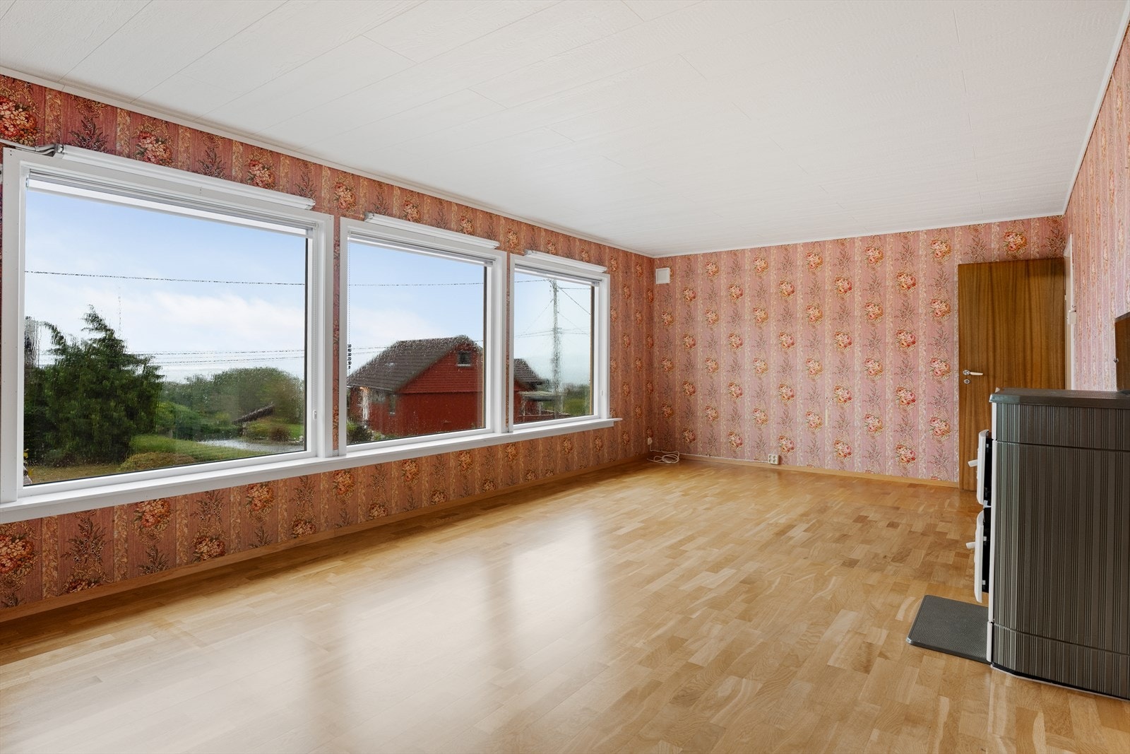 Lys og romslig stue med god plass til både sofa- og spisegruppe Galleribilde