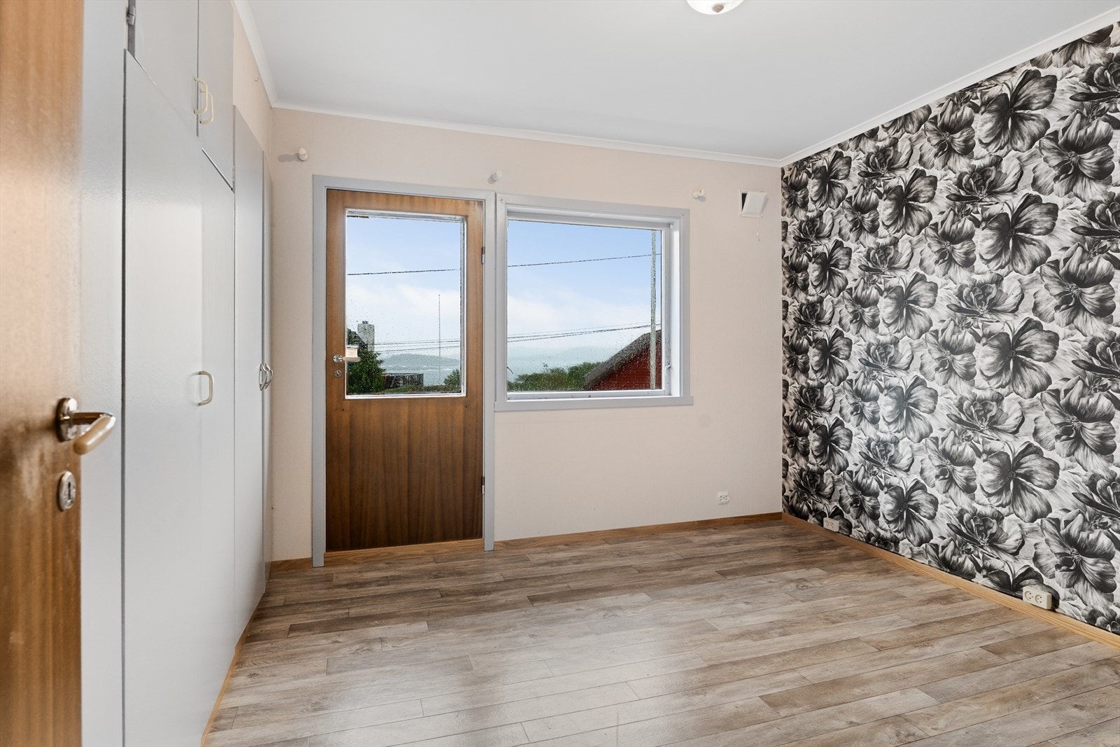 I boligens 1. etasje finner du totalt tre soverom - hovedsoverommet har utgang til egen luftebalkong Galleribilde