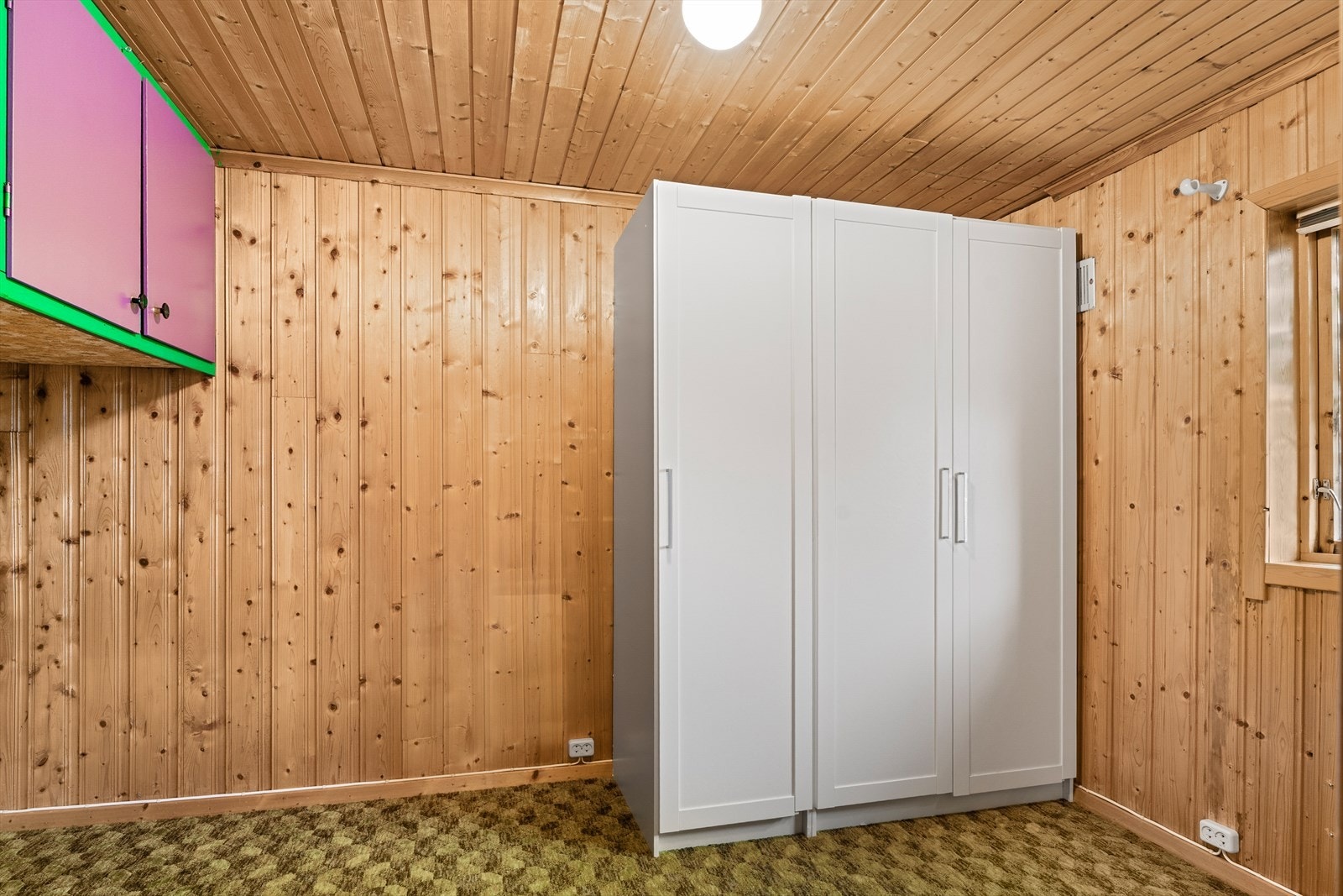 Soverom i underetasjen med gulvteppe og panel på vegger/tak (ikke godkjent som oppholdsrom) Galleribilde