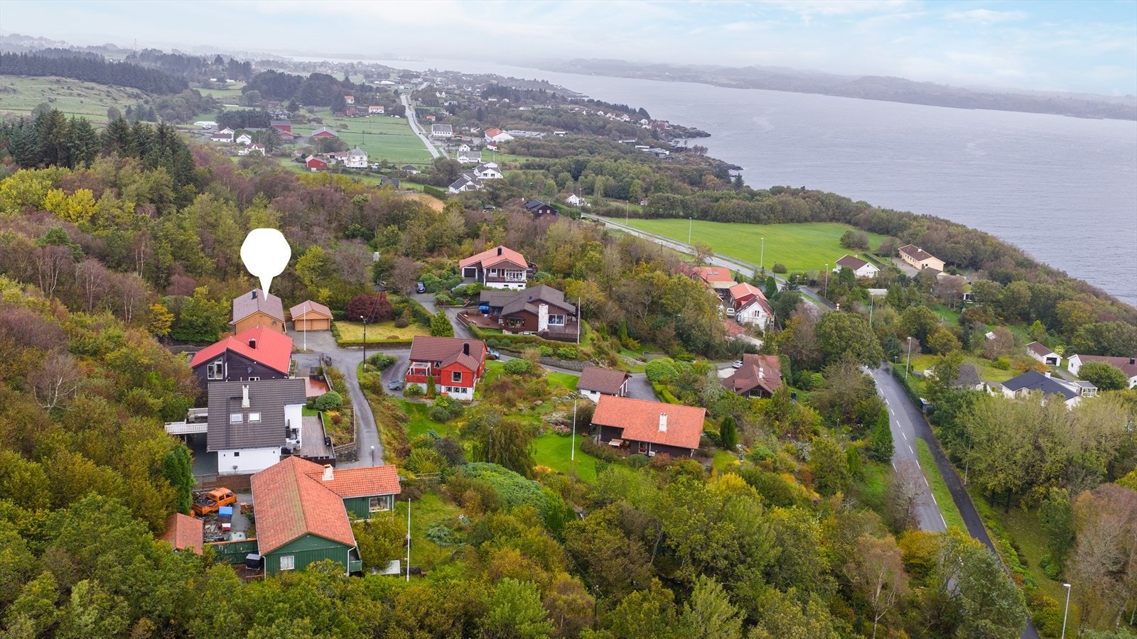 Boligen har en landlig beliggenhet i Kopervik med flott utsikt mot Karmsundet Galleribilde