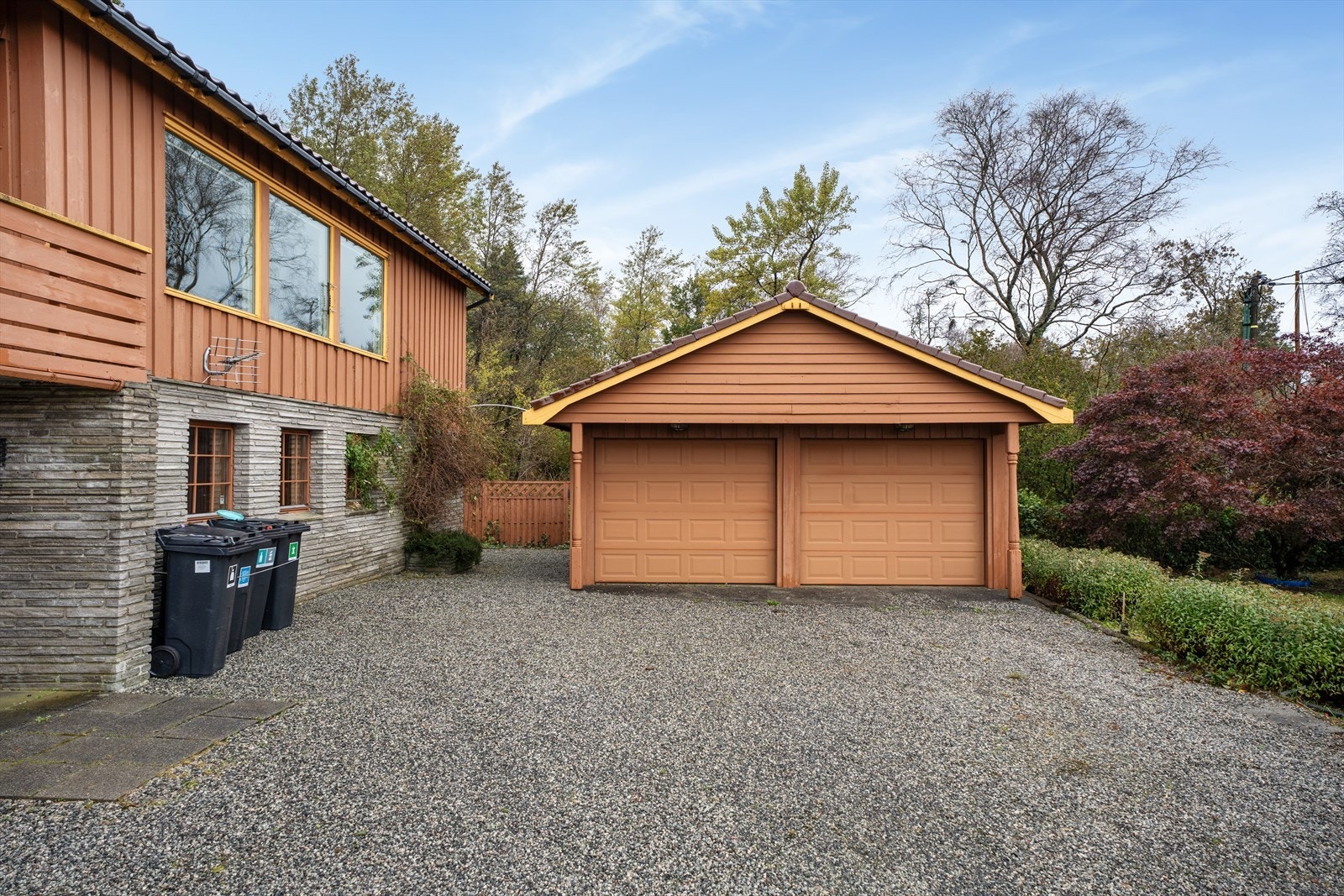 Det er gode parkeringsmuligheter i dobbel garasje Galleribilde