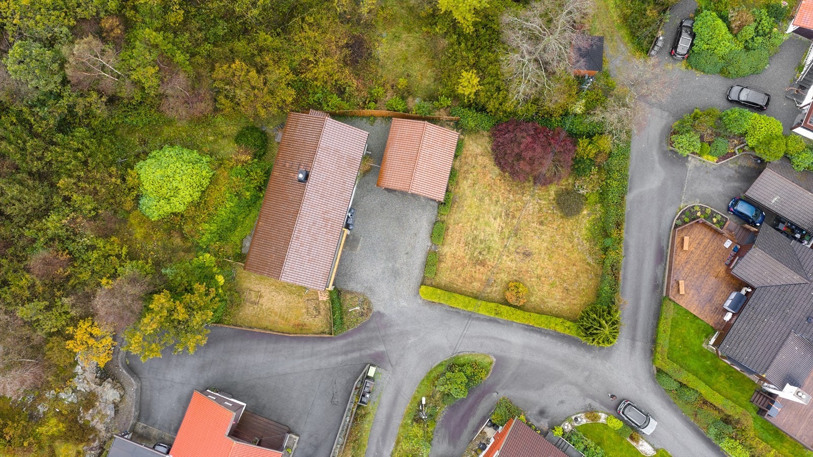 Eiendommen har en stor tomt på hele 1 451,40 kvm Galleribilde