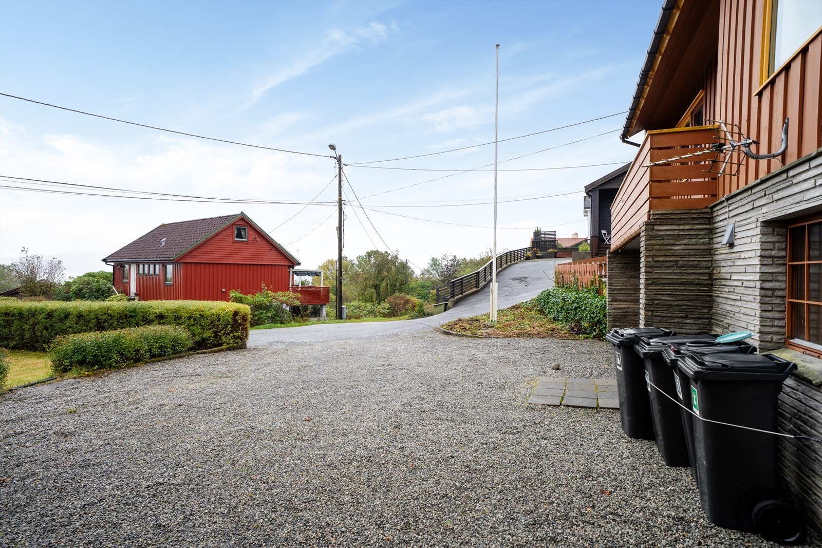 Stort gruset gårdsrom med gode parkeringsmuligheter Galleribilde