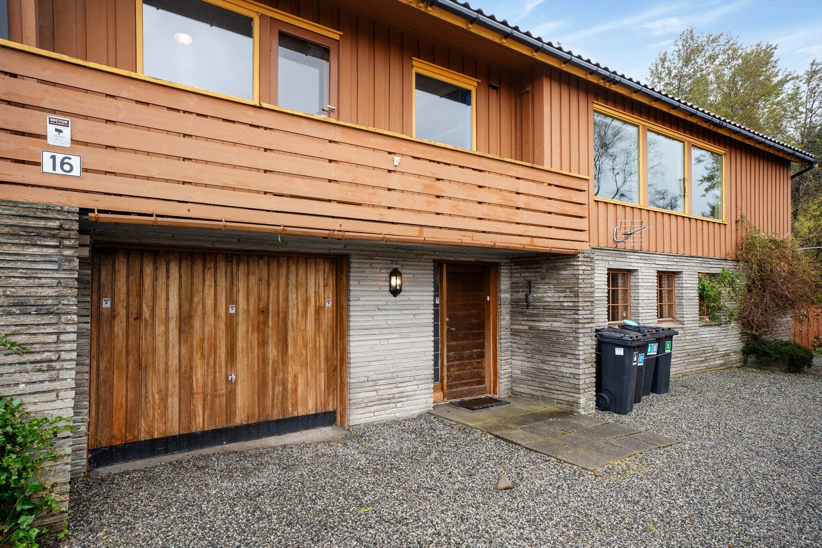 I tillegg er det også en enkel garasje i tilknytning til boligens underetasje Galleribilde