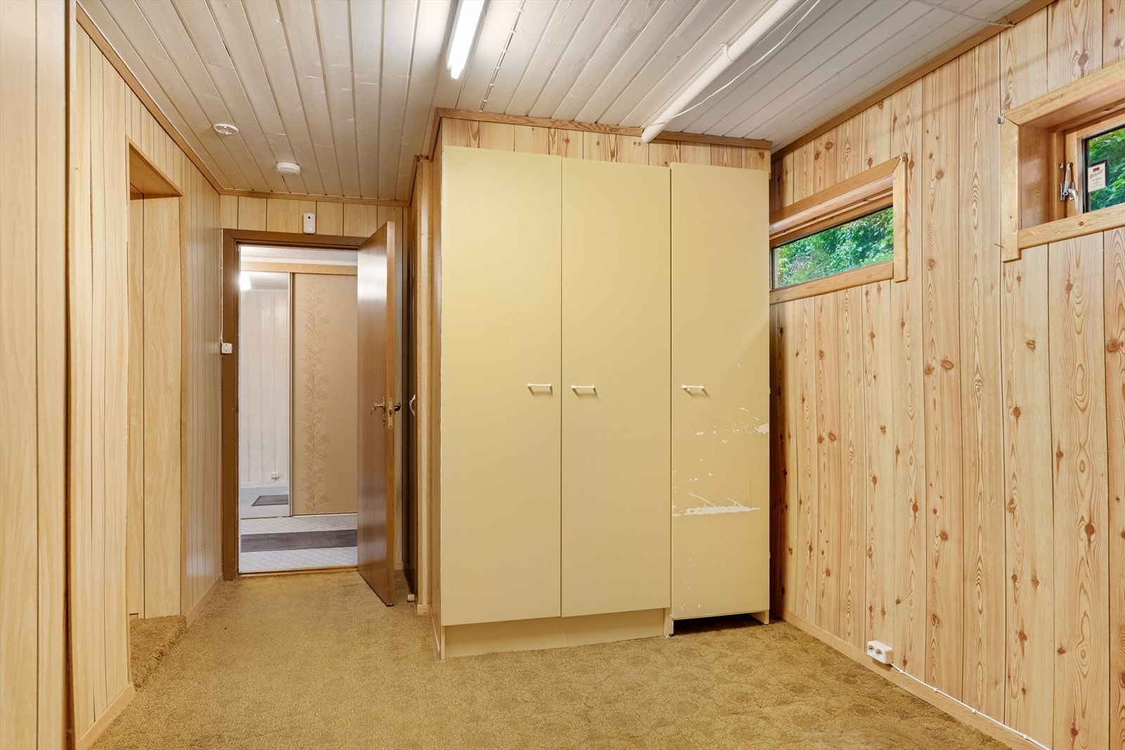 Gang i underetasjen med ekstra garderobeskap til oppbevaring (deler av gangen er ikke bruksendret fra tilleggsdel til hoveddel) Galleribilde