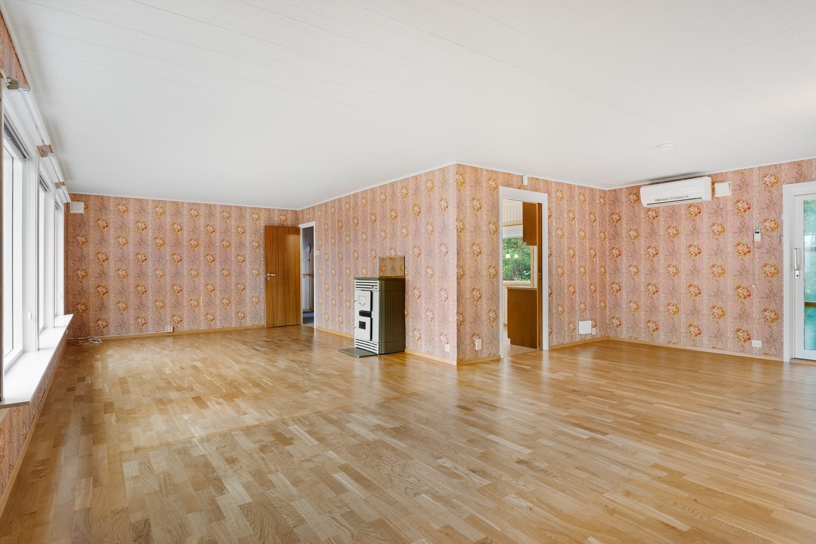 I stuen i 1. etasje er det installert kamin med kombinert ved- og oljefyring Galleribilde