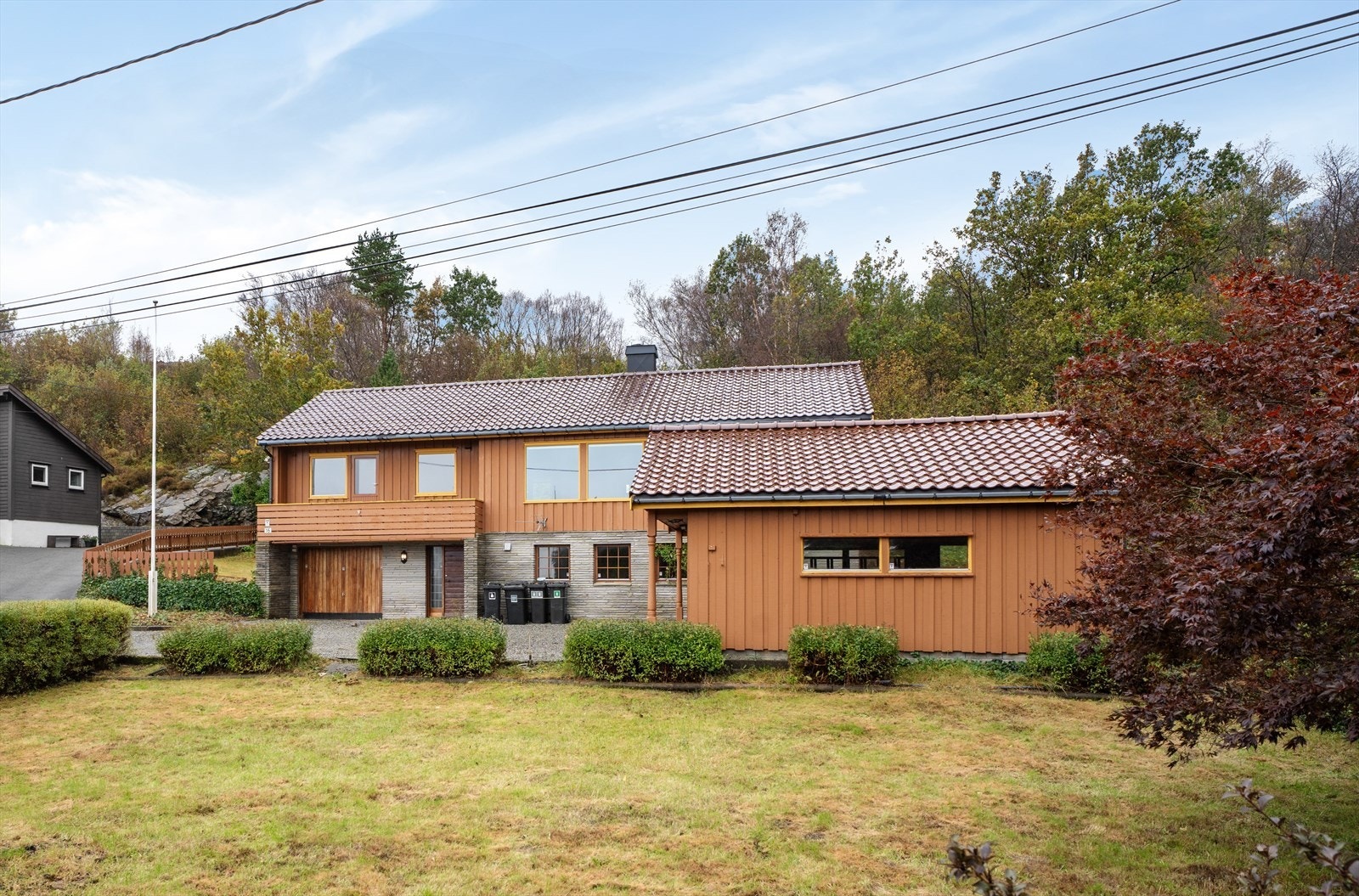 Bratthammar 16 er en innholdsrik familiebolig som er innredet over to plan med tilhørende dobbel garasje Galleribilde