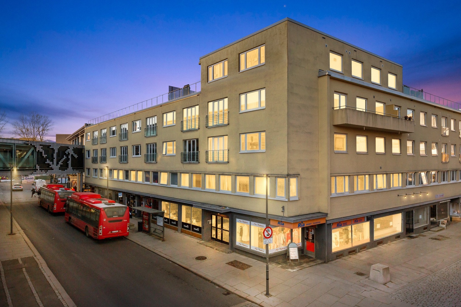 Leiligheten er beliggende i 3 etasje Galleribilde