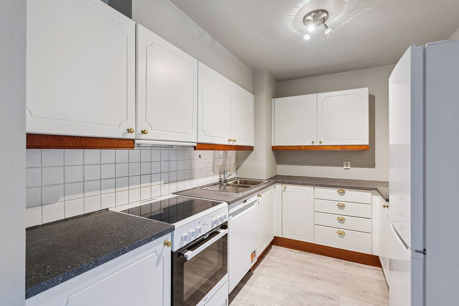 Kjøkken med nødvendige hvitvarer. Galleribilde