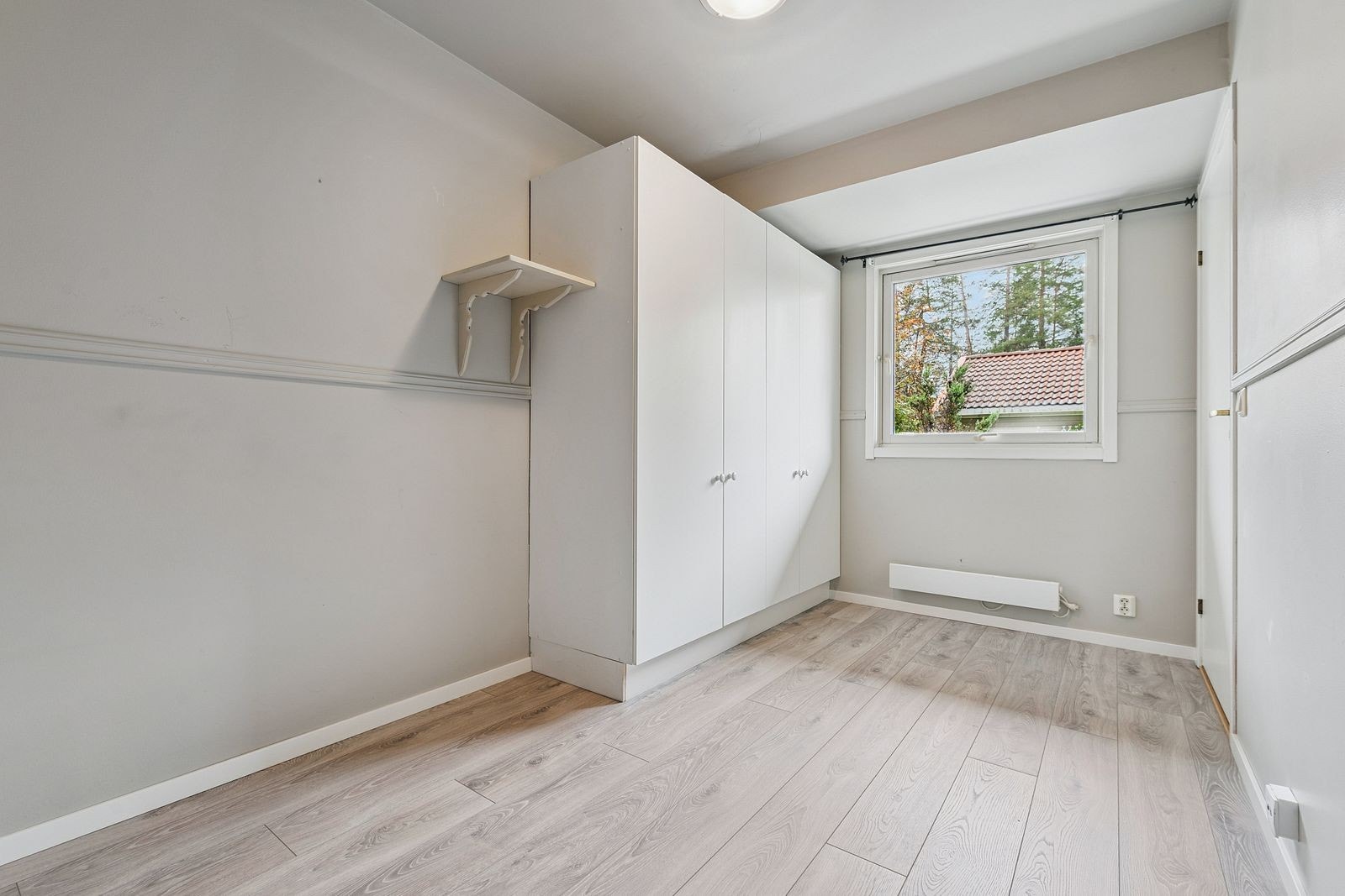 Soverom av god størreles med garderobeskap. Galleribilde