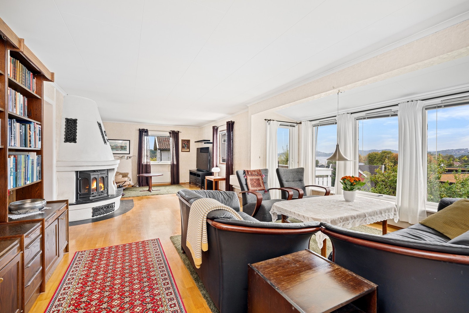 Stor stue med utgang til terrasse Galleribilde