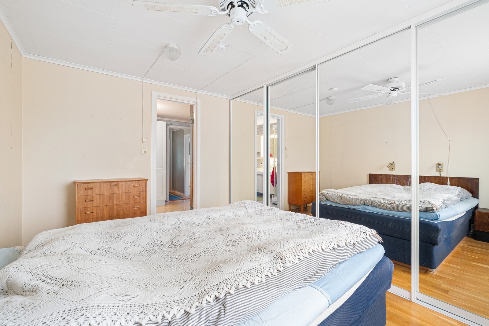 Soverom i 1.etg. med skyvedørsgarderobe Galleribilde