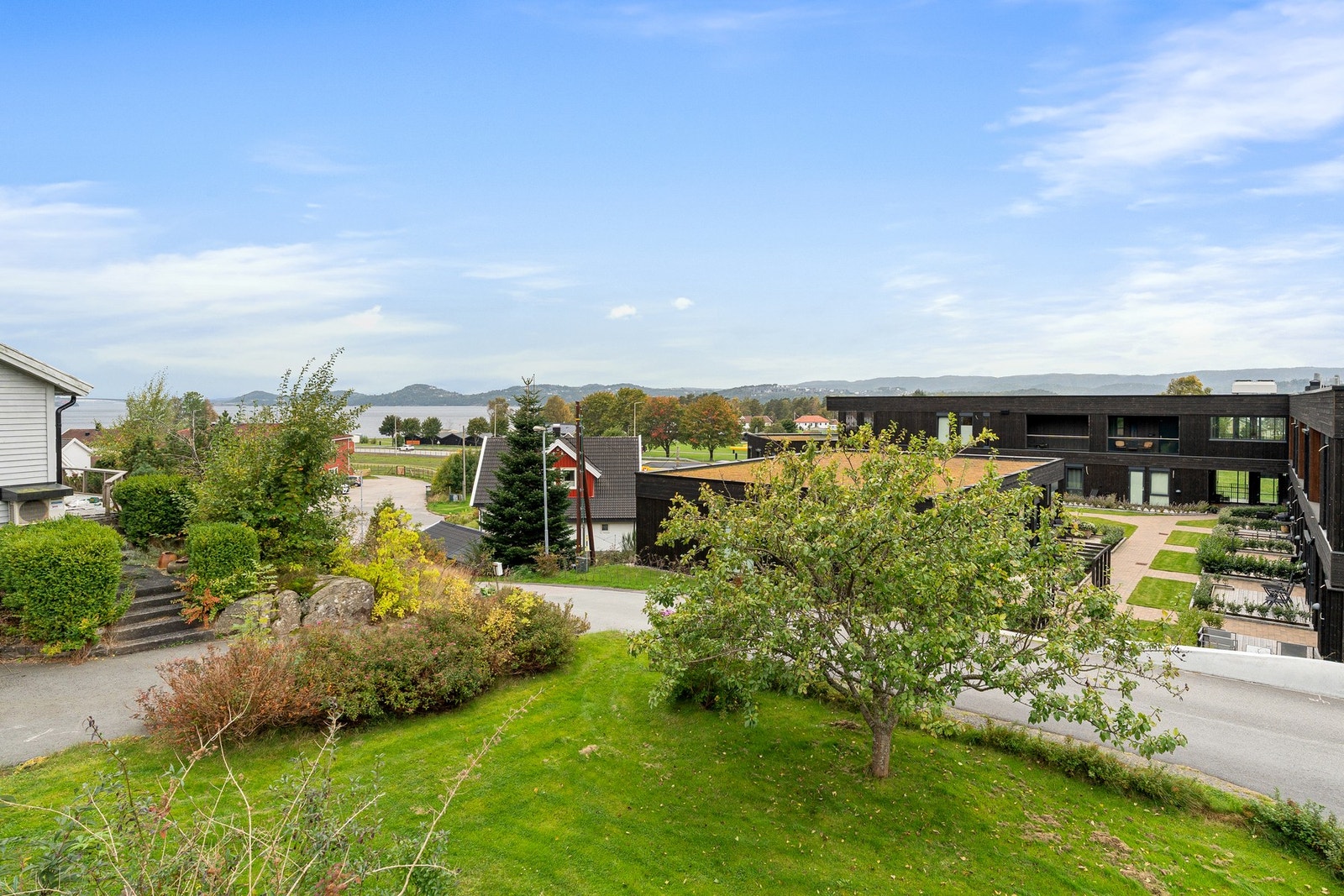 Del av hagen med utsikt til Topdalsfjorden Galleribilde