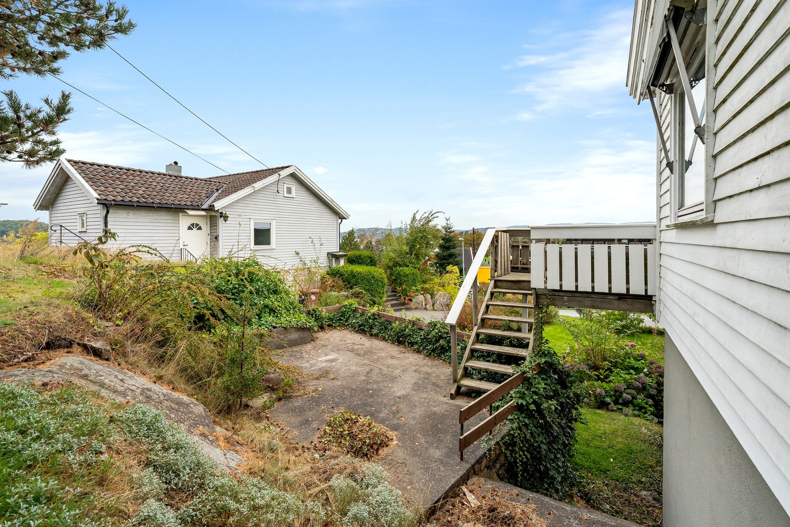 Trapp ned til terrasse og hage Galleribilde