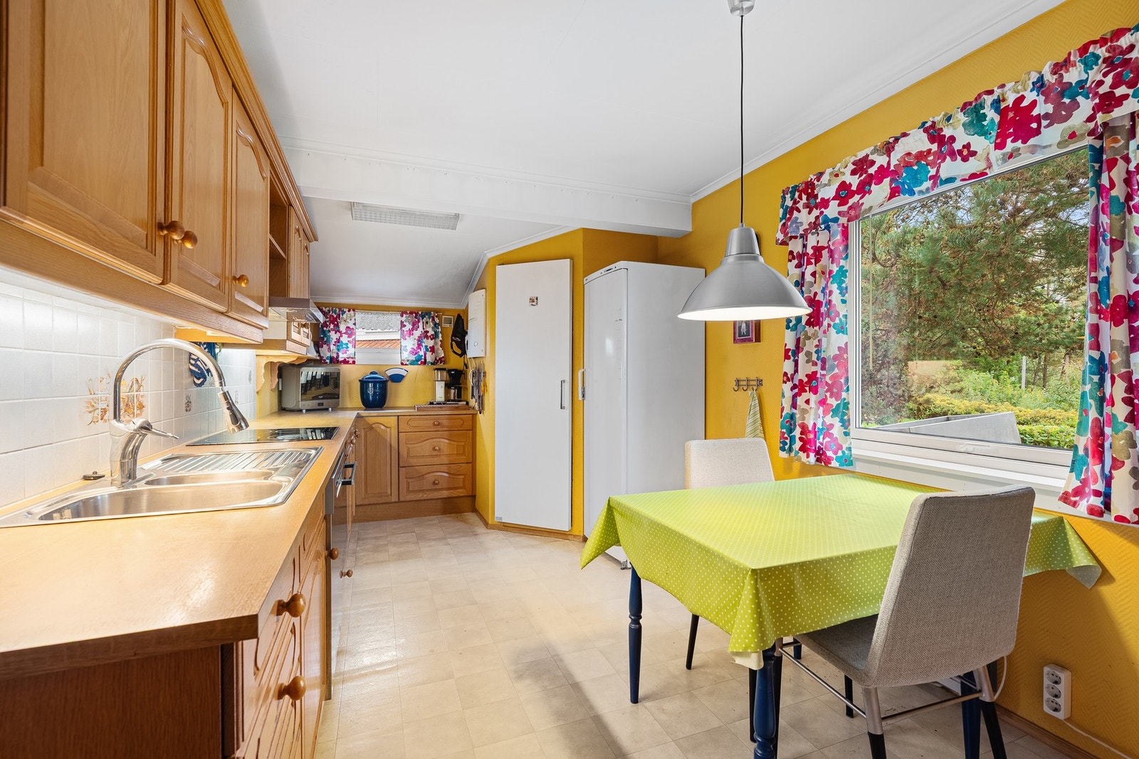 Kjøkken med innredning fra Vårt kjøkken - fra 1990. Galleribilde